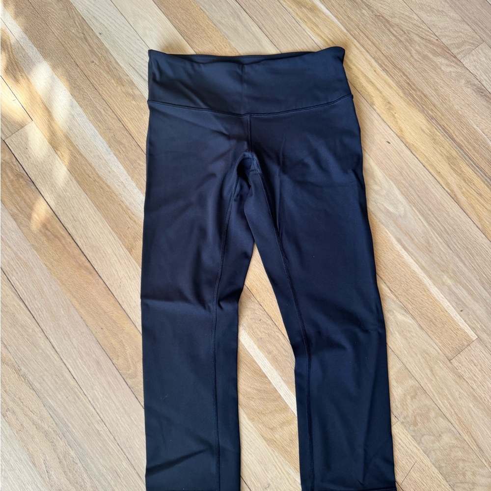 Lululemon Wunder Under Crop III Full-On Luxtreme 21"
Black size 6